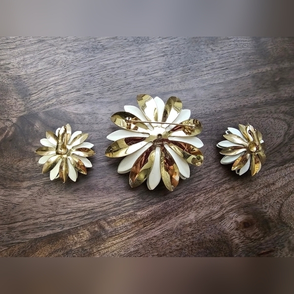 Vintage 1960s Sarah Conventry Enamel & Gold Water Lily Brooch & Clip Earrings - Picture 3 of 5